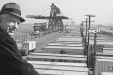 Malcom McLean imaginó cómo lo contenedores podían crear un nuevo sistema de comercio internacional. Foto: MAERSK