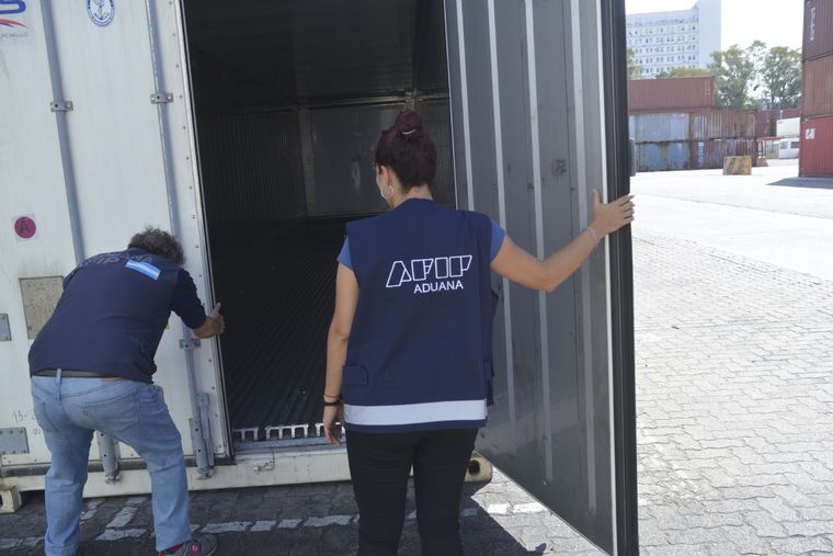 El personal aduanero del Paso Fronterizo Internacional Posadas-Encarnación incautó mercadería de contrabando por casi dos millones de pesos. Foto: Dirección General de Aduanas - AFIP