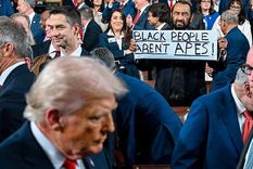 Con carteles y sin aplausos, así respondieron algunos demócratas, al discurso de Trump.