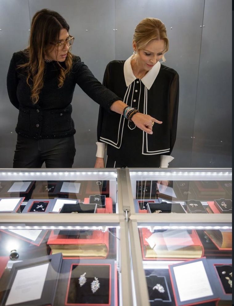 Charlène de Mónaco presentó una prenda que imitó capas. Charlène de Mónaco presentó una prenda que imitó capas.