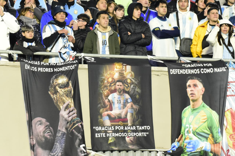 Las banderas en el último encuentro de Messi con la Selección en Argentina. Las banderas en el último encuentro de Messi con la Selección en Argentina.