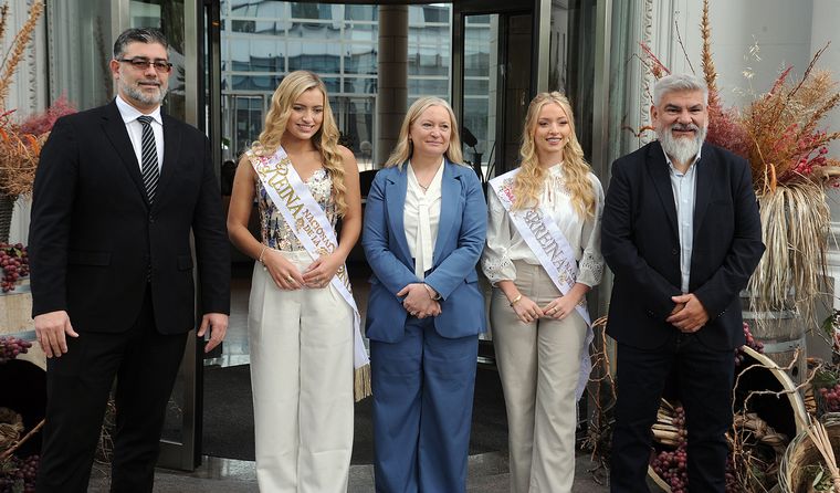 Tras la coronación en el Frank Romero Day, la Reina y la Virreina compartieron el tradicional desayuno real en el Hyatt Mendoza y hablaron sobre sus proyectos y el desafío de representar a toda la provincia en los 90 años de la fiesta. Tras la coronación en el Frank Romero Day, la Reina y la Virreina compartieron el tradicional desayuno real en el Hyatt Mendoza y hablaron sobre sus proyectos y el desafío de representar a toda la provincia en los 90 años de la fiesta.