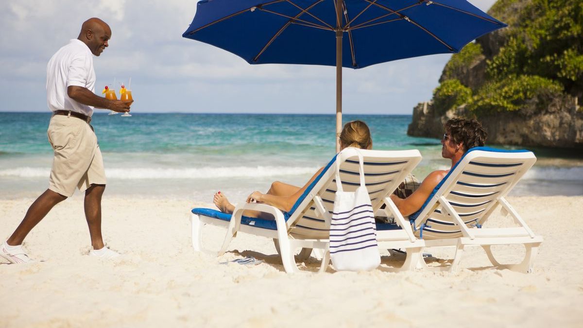 La playa de arena rosada del Caribe para turistas que buscan paz