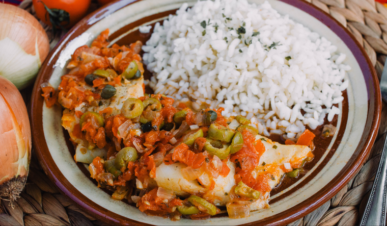 Con el paso del tiempo, la receta tradicional veracruzana ha mantenido casi intacta su esencia, conservando la combinación de sabores mediterráneos y mexicanos que la caracteriza desde la época colonial.