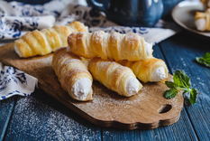 Cuernos de hojaldre rellenos de nata: un dulce clásico y fácil Foto: Shutterstock