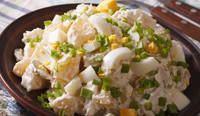 Algunos preparan la receta de ensalada de papas y huevos con mayonesa casera para lograr un sabor más suave y auténtico. Algunos preparan la receta de ensalada de papas y huevos con mayonesa casera para lograr un sabor más suave y auténtico.