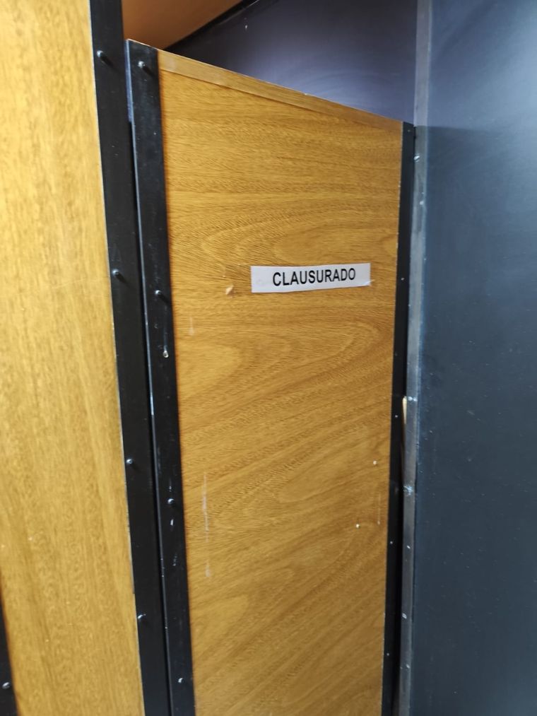 Uno de los baños tenía el cartel de “Clausurado” y el resto presenta condiciones de higiene muy precarias. Algo común que se repite cada año.