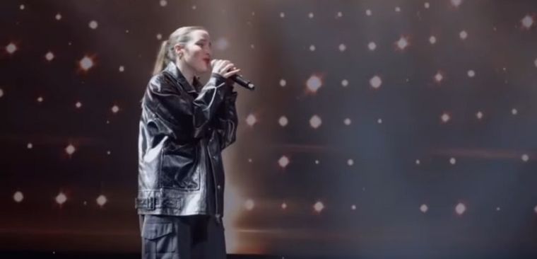 La hija de Lucía Galán acompañó a su madre en el escenario. Foto: Instagram