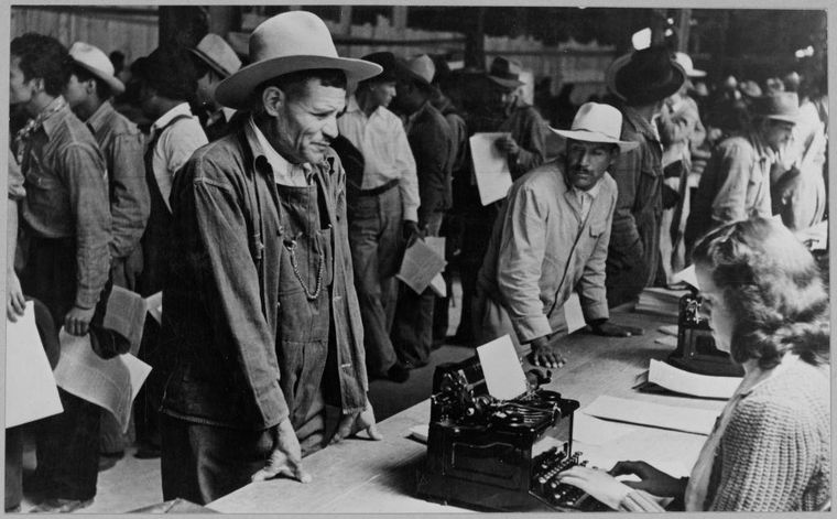 El Programa Bracero, en los 22 años que estuvo vigente, llevó a 4,5 millones de jóvenes mexicanos a trabajar en cultivos y granjas estadounidenses de forma temporal.