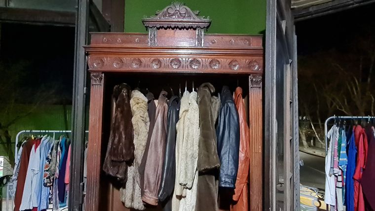 Muebles originales de la exfábrica de pastas, hoy son utilizados para exhibir prendas vintage. Muebles originales de la exfábrica de pastas, hoy son utilizados para exhibir prendas vintage.