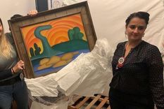 Las autoridades sostienen la pintura de la artista Tarsila do Amaral titulada Sol Poente después de que fuera incautada durante una operación policial en Río de Janeiro, Brasil. Foto: REUTERS