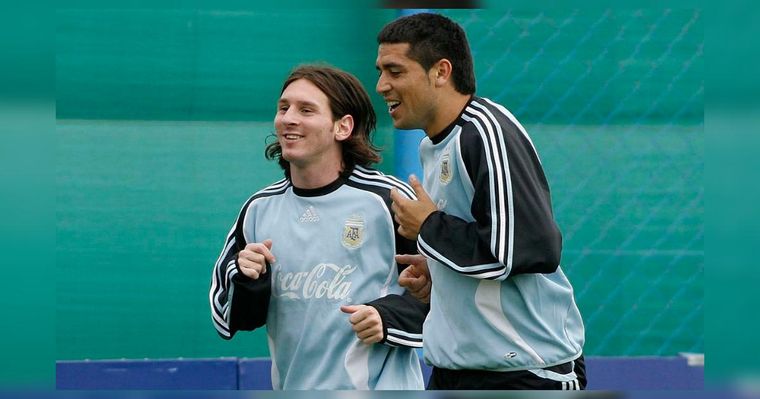 Dos torneos de la Selección Argentina contaron con el festejo de cumpleaños compartido entre Riquelme y Messi.