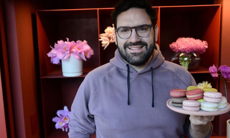 Los macarons son el gran éxito de Damián Betular El prestigioso pastelero causa furor con su clásico manjar Foto: Instagram @dbetular