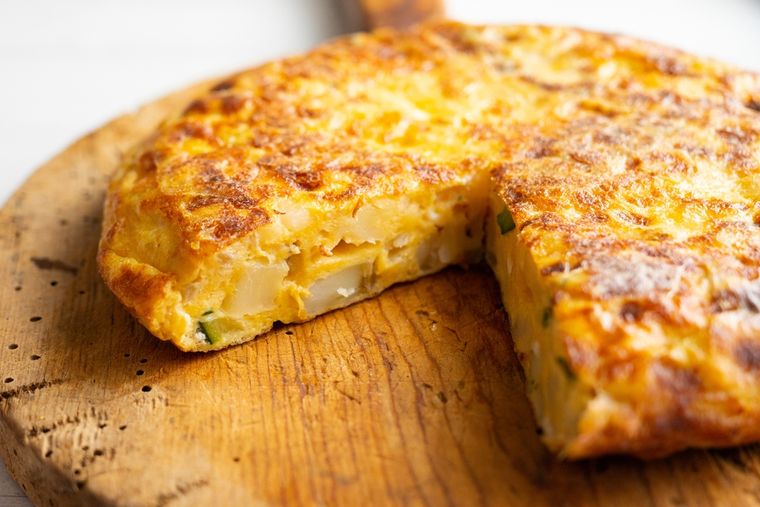 La receta de tortilla de papas tiene orígenes en el siglo XIX y se popularizó por ser económica y nutritiva. La receta de tortilla de papas tiene orígenes en el siglo XIX y se popularizó por ser económica y nutritiva.