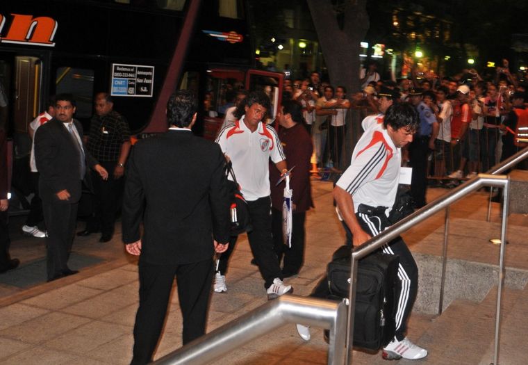 Pipo ingresó rápidamente al hotel. Foto: Télam