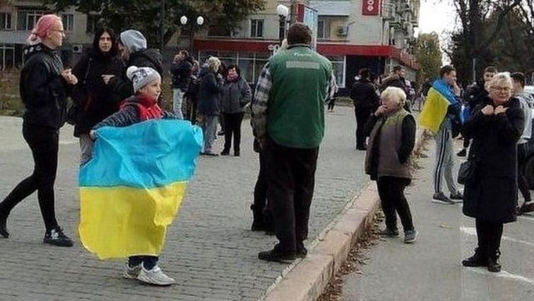 Una niña en Jersón con la bandera de Ucrania Foto: Telegram