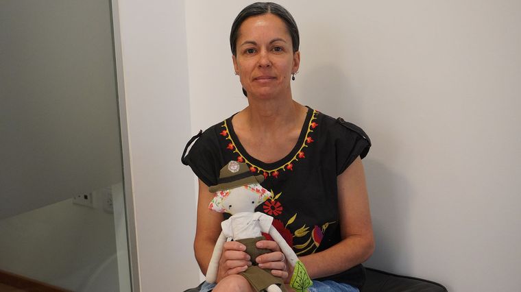 Nancy junto a Janine, su muñeca guardaparques Nancy junto a Janine, su muñeca guardaparques