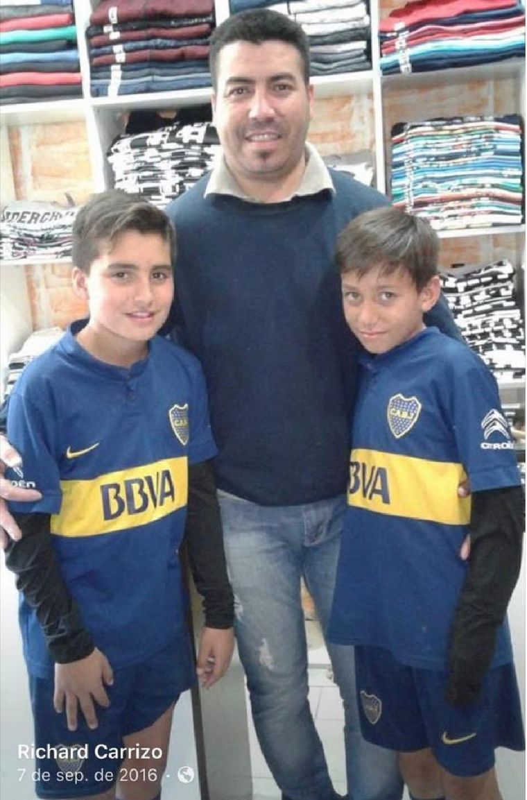 Un pequeño Maher Carrizo (derecha) junto a su padre y con la camiseta de Boca. ¿Pesará su favoritismo a la hora de negociar? Un pequeño Maher Carrizo (derecha) junto a su padre y con la camiseta de Boca. ¿Pesará su favoritismo a la hora de negociar?