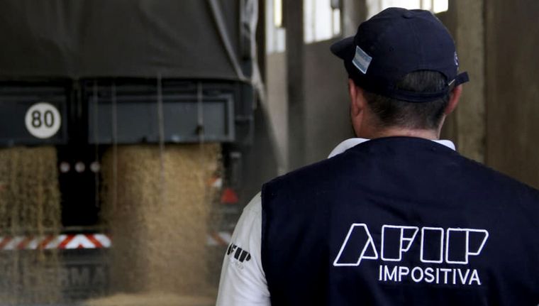 ARCA descuenta una millonaria cifra a los premios. Foto: NA