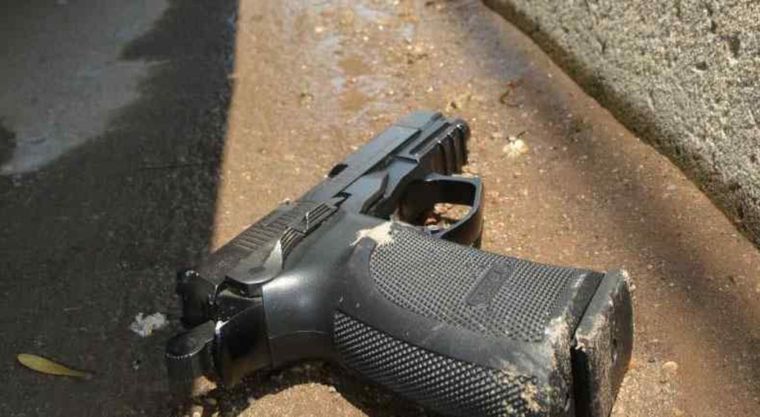 El nene le robó el arma al policía y le disparó en el abdomen