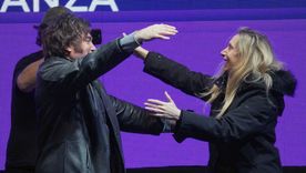 El presidente Javier Milei confía ciegamente en su hermana y secretaria General de la Presidencia, Karina Milei, pero los mercados miran el control de daños que hace el Gobierno en el caso de los audios. El presidente Javier Milei confía ciegamente en su hermana y secretaria General de la Presidencia, Karina Milei, pero los mercados miran el control de daños que hace el Gobierno en el caso de los audios.