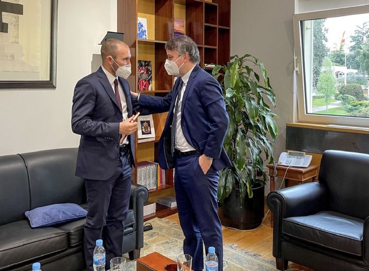 Guzmán junto al Jefe de Gabinete de España, Iván Redondo, durante su gira europea de abril. Foto: Twitter (@Martin_M_Guzman)