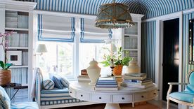 El empapelado se complementa muy bien con la pintura para darle a un espacio un look con carácter y personalizado.