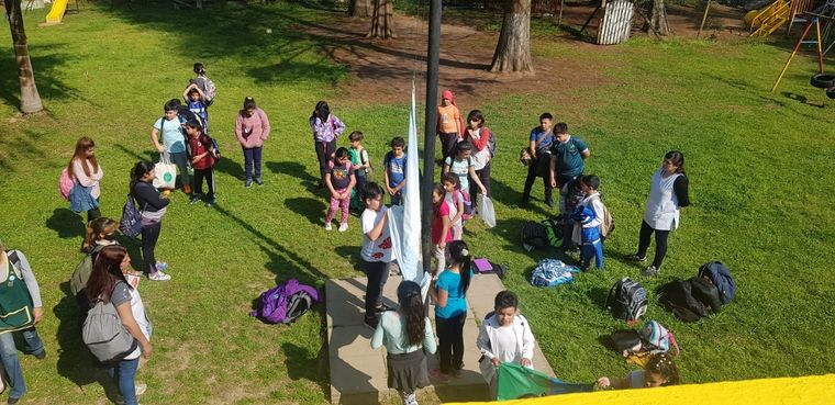 Los niños jugando en la Escuela EP N°11 que queda en el Río Paraná Miní y Arroyo ChanáFoto Carolina Buratti