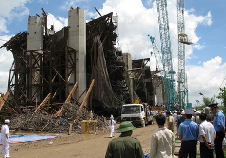 Los equipos de rescate trabajan en el puente en construcción de Can Tho, en el sur de Vietnam. Foto: ap
