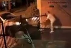 El robo fue registrado por una cámara de seguridad. Foto: Captura de video