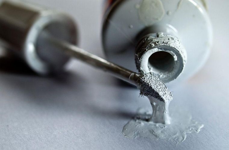 El pequeño frasco contenía un líquido blanco espeso que al aplicarse cubría por completo las letras equivocadas, permitiendo escribir encima una vez seco.