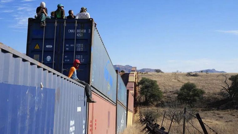 El muro no ha sido quitado por Arizona. Foto: Ap.