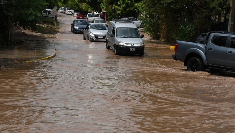 El río en el que se convirtió la calle Emilio Civit y Vieytes en el día de ayer. Foto: ALF PONCE MERCADO / MDZ