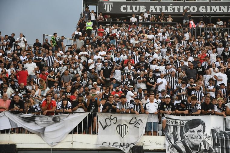 Gimnasia disputa un partido clave en el Víctor Antonio Legrotaglie, que luce lleno. Gimnasia disputa un partido clave en el Víctor Antonio Legrotaglie, que luce lleno.