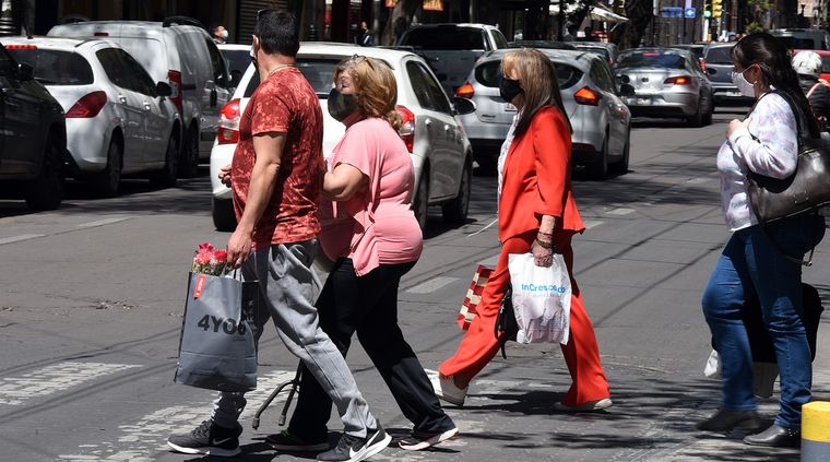 Mendoza podría volver a la etapa de distanciamiento. Foto: ALF PONCE MERCADO / MDZ