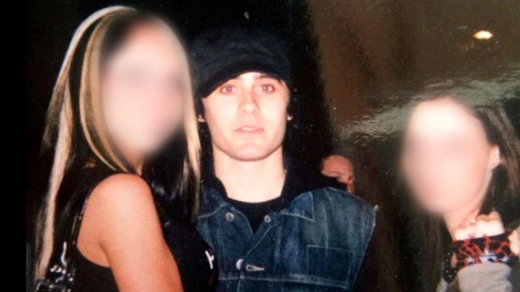 Clara, fotografiada a la izquierda con Leto y una amiga, afirma que el actor mantuvo relaciones sexuales con ella cuando era menor de edad.