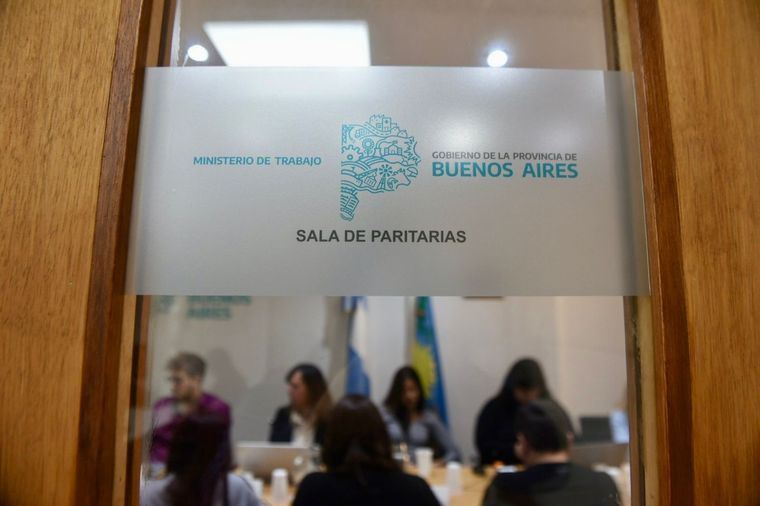Kicillof dio un aumento del 8% por dos meses a estatales y docentes. Antes de la navidad volverán a verse las caras Foto: Nicolas Braicovich