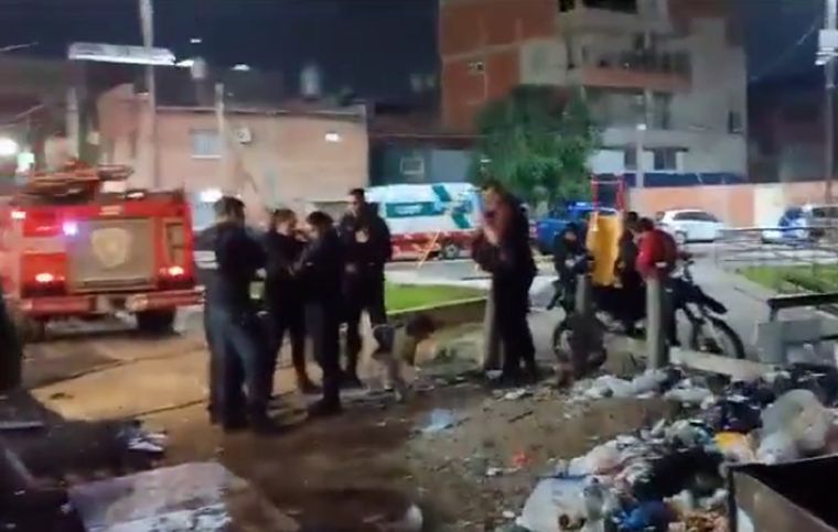 Bomberos y rescatistas buscan a un hombre que cayó con su auto en el Riachuelo Foto: Captura de video