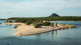 Los bancos de arena de Alter do Chão emergen con la bajante del río Tapajós y forman extensas playas de agua dulce. Los bancos de arena de Alter do Chão emergen con la bajante del río Tapajós y forman extensas playas de agua dulce.