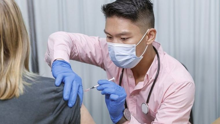 Se prevé que la nueva vacuna esté disponible en Reino Unido a partir del otoño. Foto: GETTY IMAGES