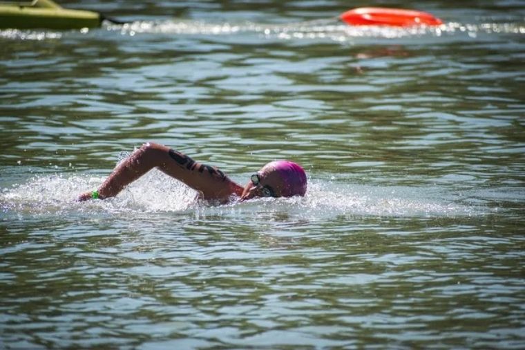 Brazada a brazada, Lautaro logró cumplir con su meta y romper un récord único. Foto: Redes Sociales