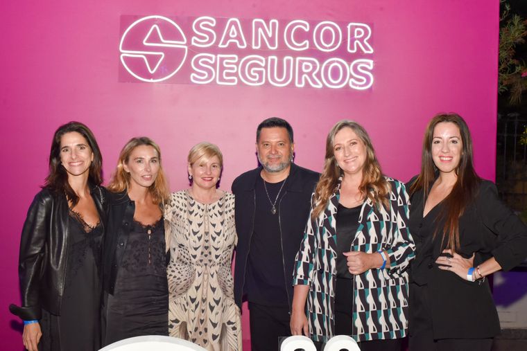 Jorge Rojas rodeado de periodistas de Buenos Aires e invitadas especiales. Jorge Rojas rodeado de periodistas de Buenos Aires e invitadas especiales.