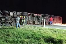 El camión que transportaba golosinas volcó en la autopista Rosario-Córdoba Foto: NA