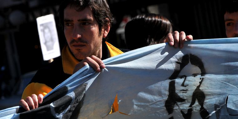 El hermano de Paula Toledo, marchó acompañado por otros familiares y casi cien personas que se sumaron al pedido de justicia. Foto: Agustín Mauricio/Mediamza.com