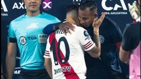 Sebastián Villa y Juanfer Quintero se saludaron afectuosamente en el River-Independiente Rivadavia de semifinales de la Copa Argentina que ganó la Lepra. Foto: captura de TV. Sebastián Villa y Juanfer Quintero se saludaron afectuosamente en el River-Independiente Rivadavia de semifinales de la Copa Argentina que ganó la Lepra. Foto: captura de TV.