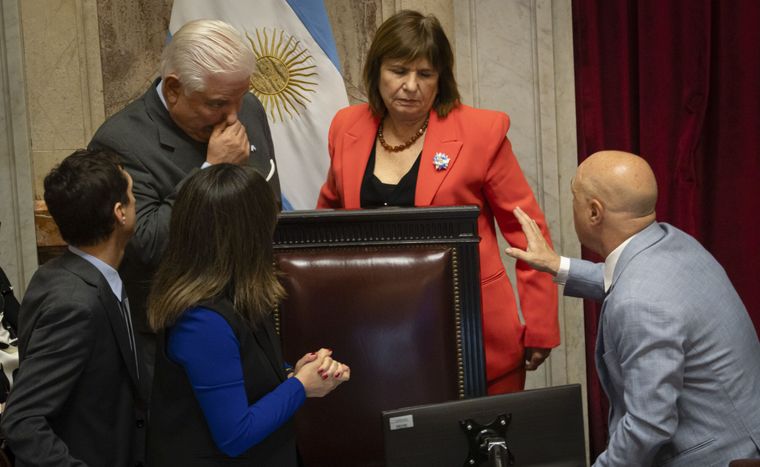 Los senadores de La Libertad Avanza, Patricia Bullrich, Esteban Abdala, y Agustín Aníbal Monteverde. Los senadores de La Libertad Avanza, Patricia Bullrich, Esteban Abdala, y Agustín Aníbal Monteverde.