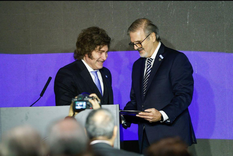 Javier Milei junto al titular de la Bolsa de Cereales de Buenos Aires, Ricardo Marra, durante el anuncio de la baja de retenciones.