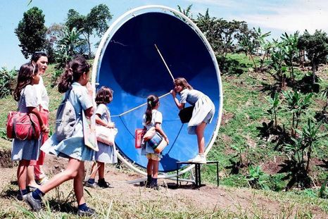 En las instalaciones de Gaviotas, el aprendizaje ocurre mediante un enfoque del tipo "trae a tu hijo al trabajo", en el que los coordinadores de grupo enseñan informalmente a los niños sobre silvicultura, agricultura, energías renovables y biocombustibles. En las instalaciones de Gaviotas, el aprendizaje ocurre mediante un enfoque del tipo "trae a tu hijo al trabajo", en el que los coordinadores de grupo enseñan informalmente a los niños sobre silvicultura, agricultura, energías renovables y biocombustibles.