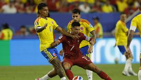 Cristiano Ronaldo intenta cubrir el balón ante la marca de Richard Ríos y Puerta Cristiano Ronaldo intenta cubrir el balón ante la marca de Richard Ríos y Puerta