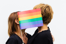 es el diablo: una monja interrumpe un beso entre dos mujeres